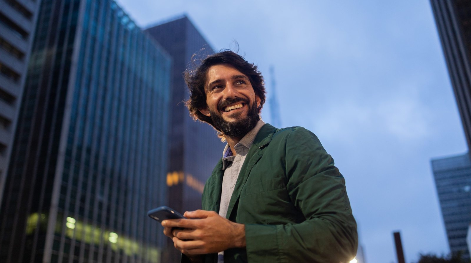 Empresário em ambiente urbano corporativo