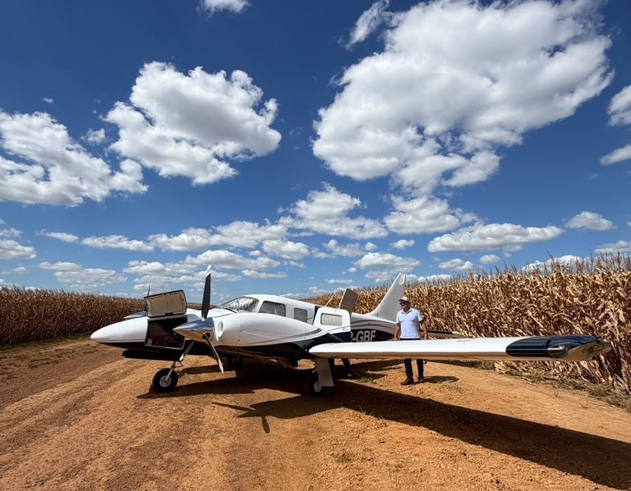 Aeronave em pista de terra ao lado de lavoura, atendimento ao agronegócio
