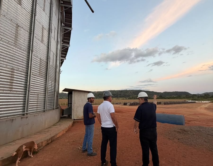 Armazém e silos de uma operação de distribuição