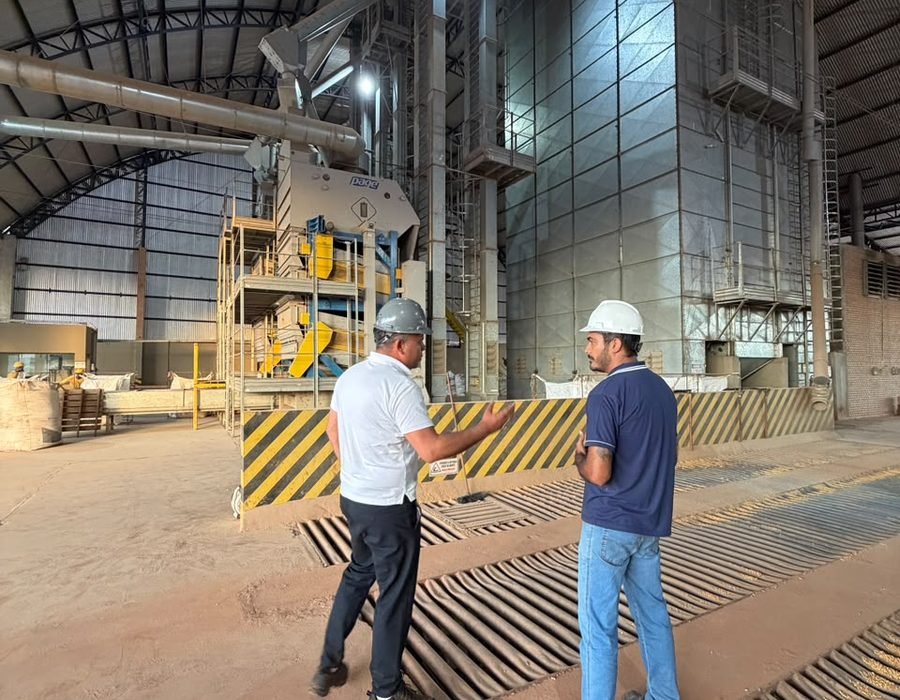 Equipe em galpão industrial durante visita técnica